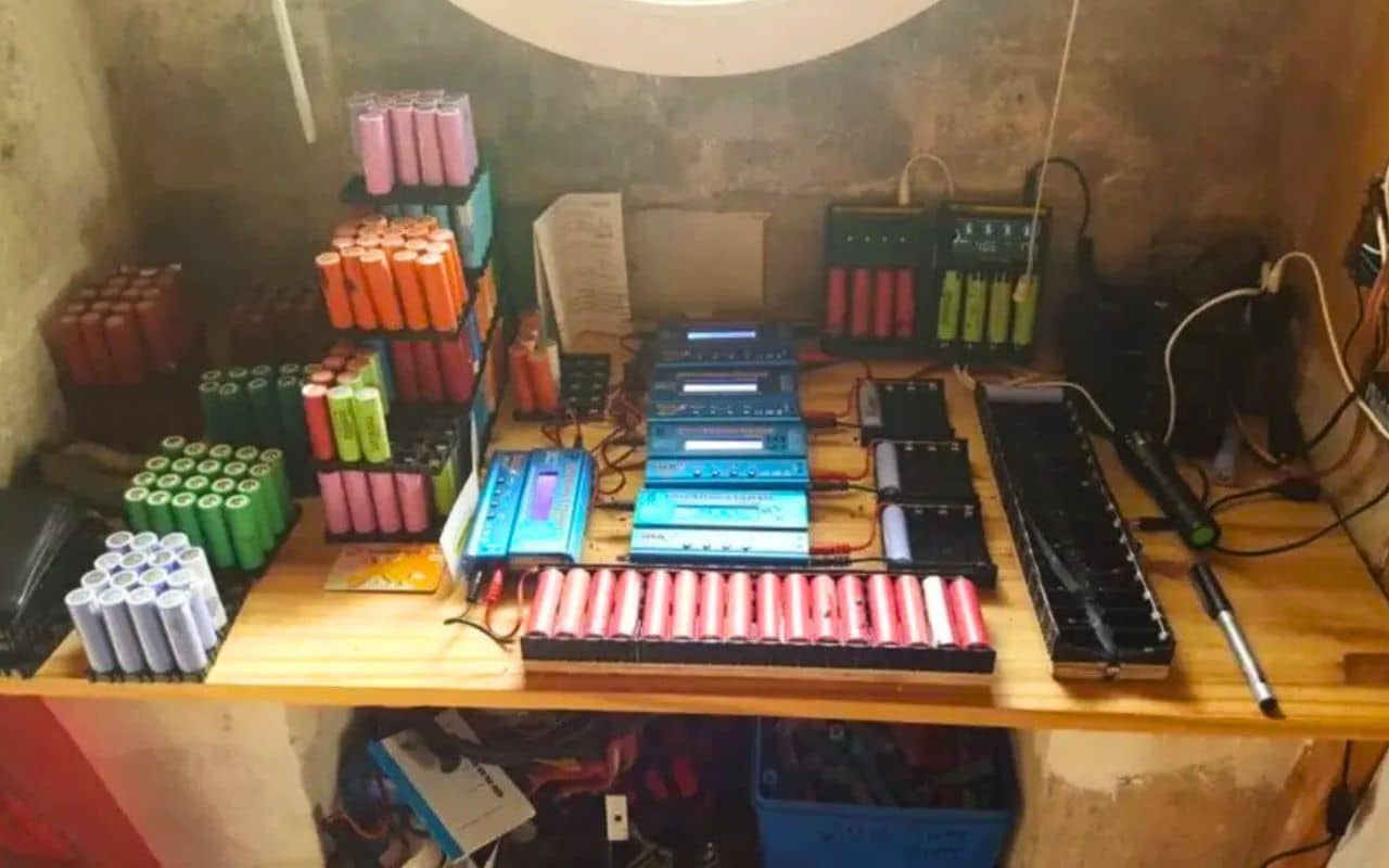 1 000 batteries d’ordinateurs, 56 kWh de stockage et zéro facture : ce Français vit sans électricité du réseau depuis 2016