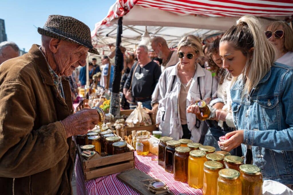 abeilles collectant le miel dans une ruche