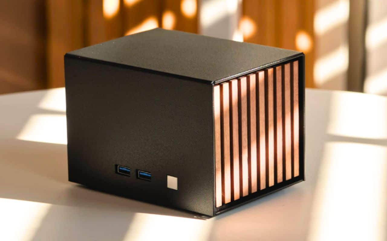 Avec 4 records du monde à son actif, ce mini-ordinateur français de Reims s’impose comme la nouvelle référence du luxe technologique face à Apple et HP