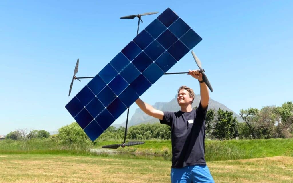Ce drone solaire conçu dans un garage bouleverse les certitudes de l’aéronautique : il vole sans batterie et sans limite tant que le soleil brille intéressant les géants du secteur