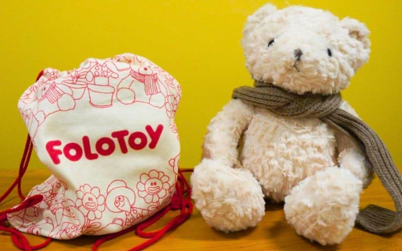 Ce jouet “inoffensif” vendu aux enfants a déclenché une enquête mondiale : ce qu’il murmurait va vous glacer le sang