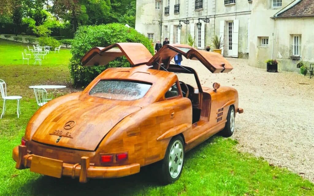 Ce menuisier français a fabriqué une Mercedes 300 SL entièrement en bois : son chef-d’œuvre roule, mais l’État refuse de lui donner une carte grise
