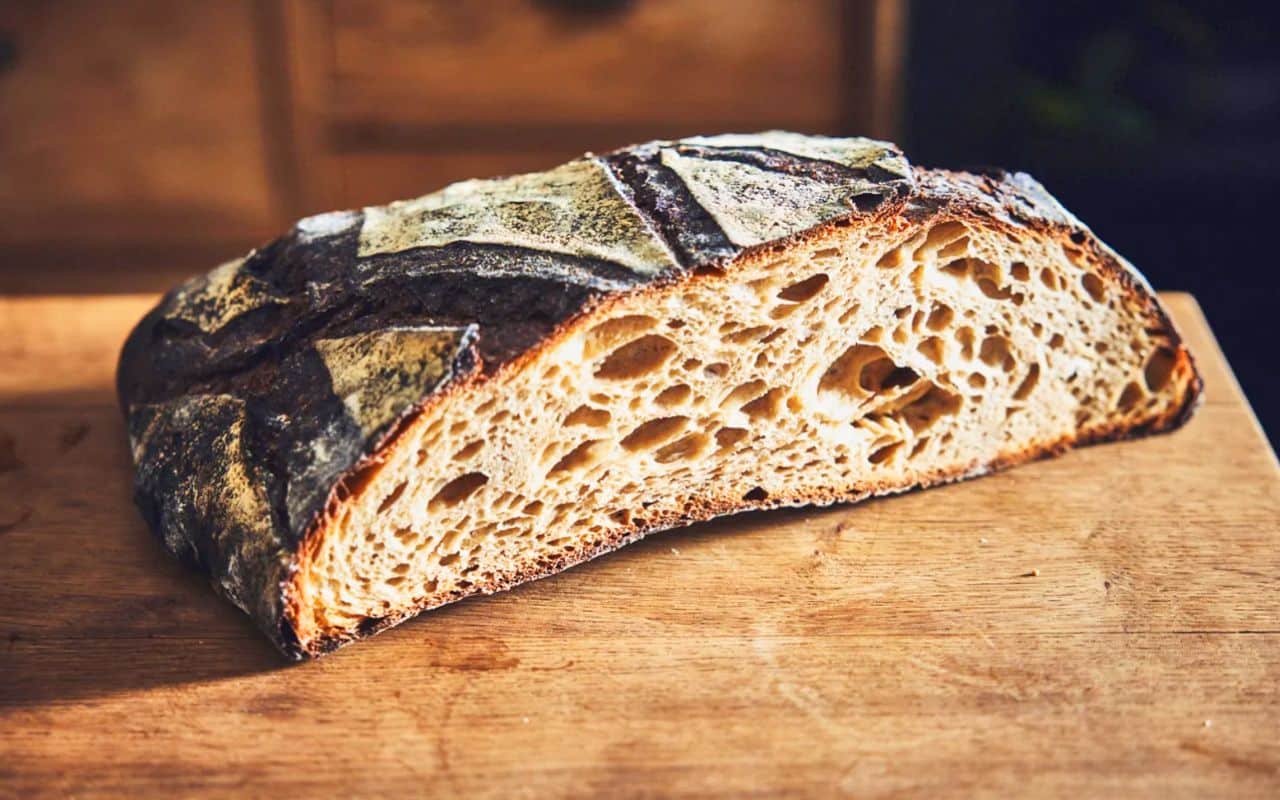 Ce symbole de la France vacille : la baguette se fait doubler par un pain plus cher, plus sain, et plus branché dans tout l’Hexagone