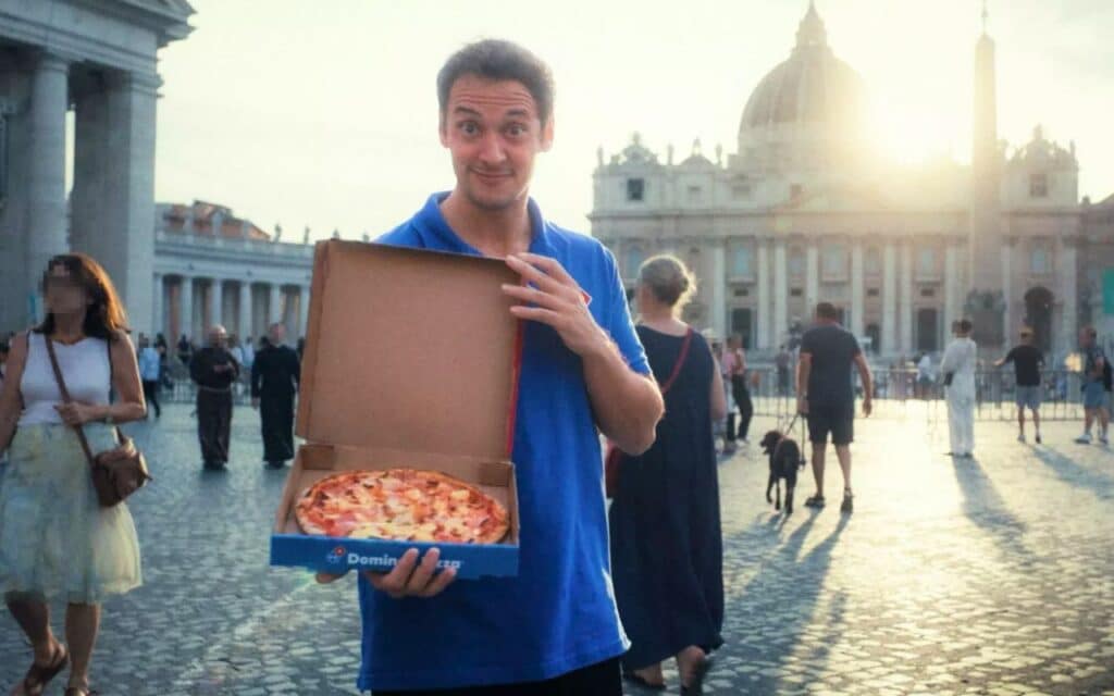 Domino’s fait passer la pizza la plus détestée du monde par la Porte Sainte du Vatican et choque toute l’Italie