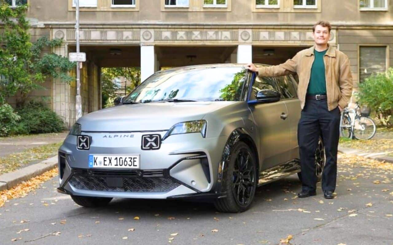 Elle ressemble à une Renault 5, mais sous le capot c’est un monstre de 218 chevaux : l’Alpine A290 GTS fait trembler la concurrence