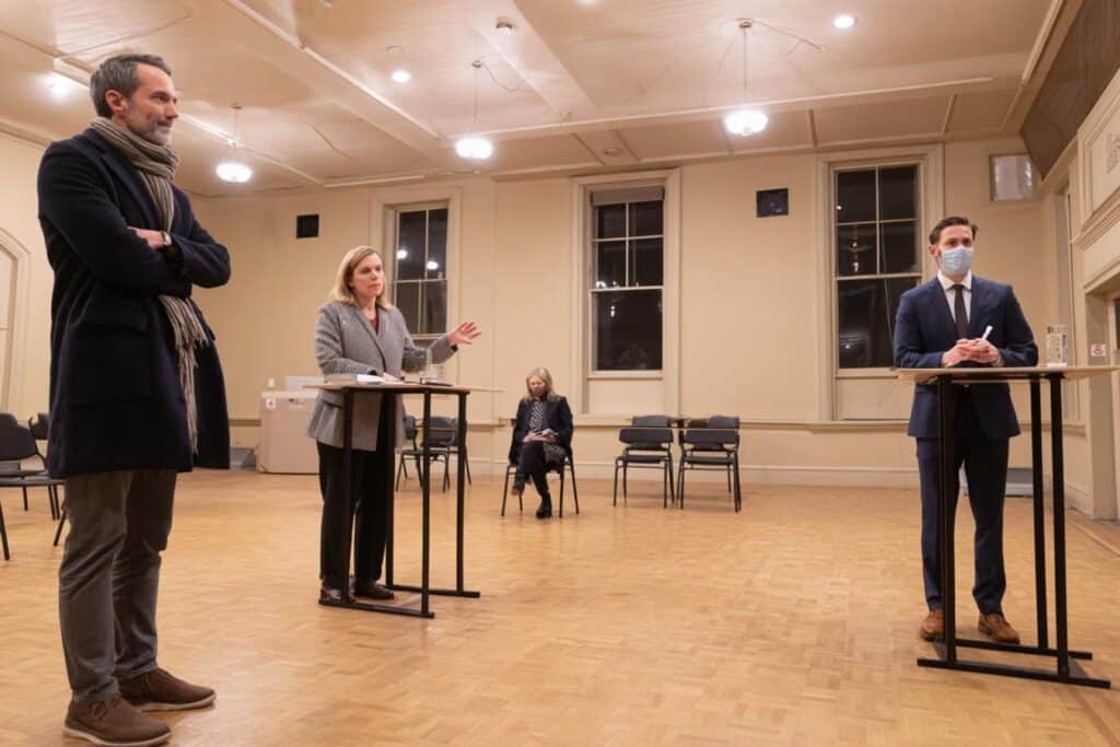 equidistance politique debat neutre calcul