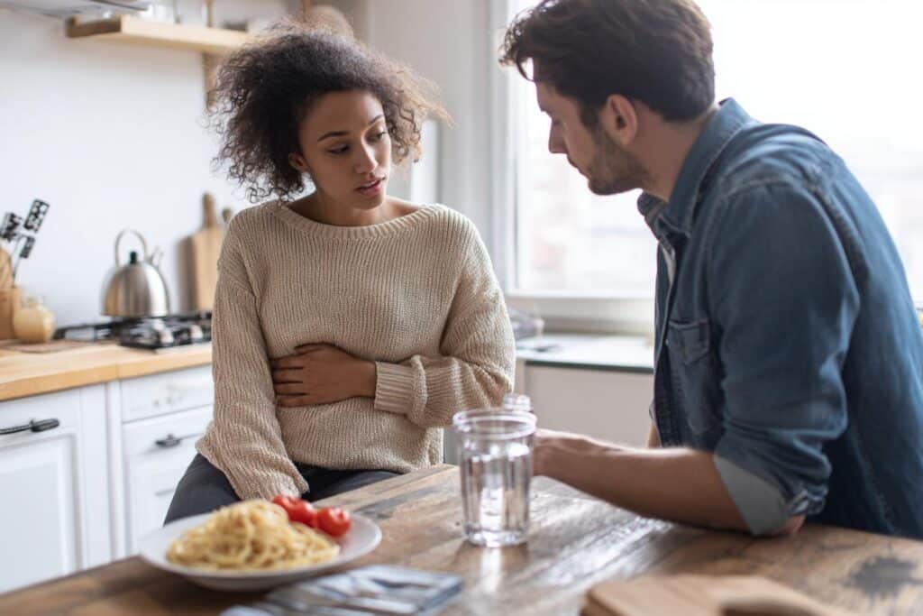 femme avec ventre gonfly aprys repas