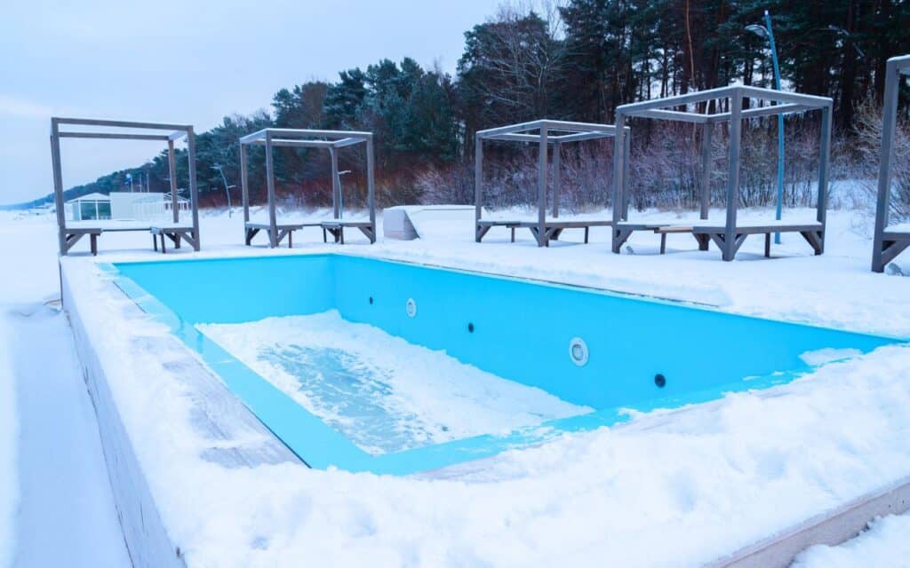 Hivernage raté : comment une simple négligence peut transformer votre piscine en gouffre financier au printemps