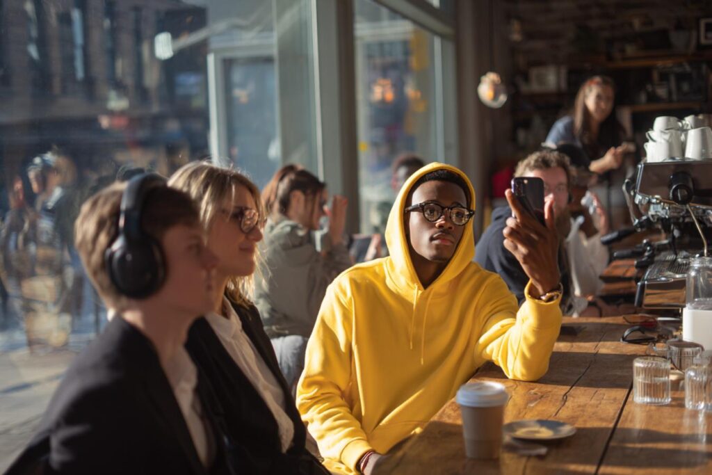 jeune utilisant smartphone pour tiktok