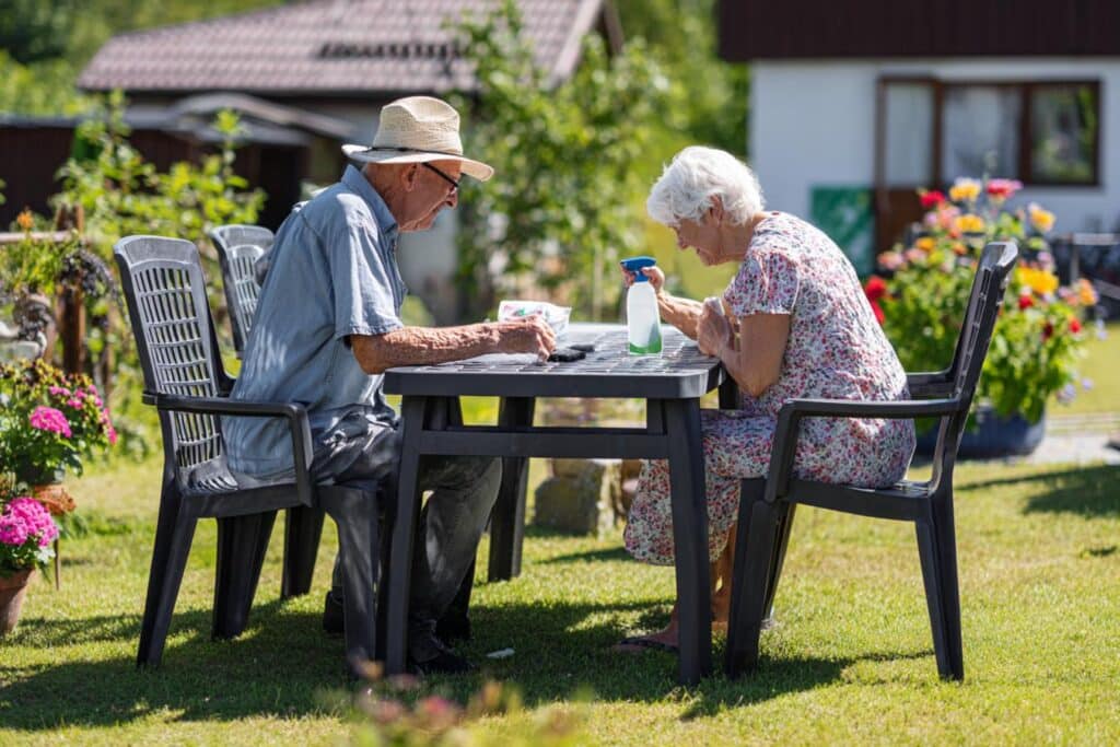 raviver salon jardin plastique noir