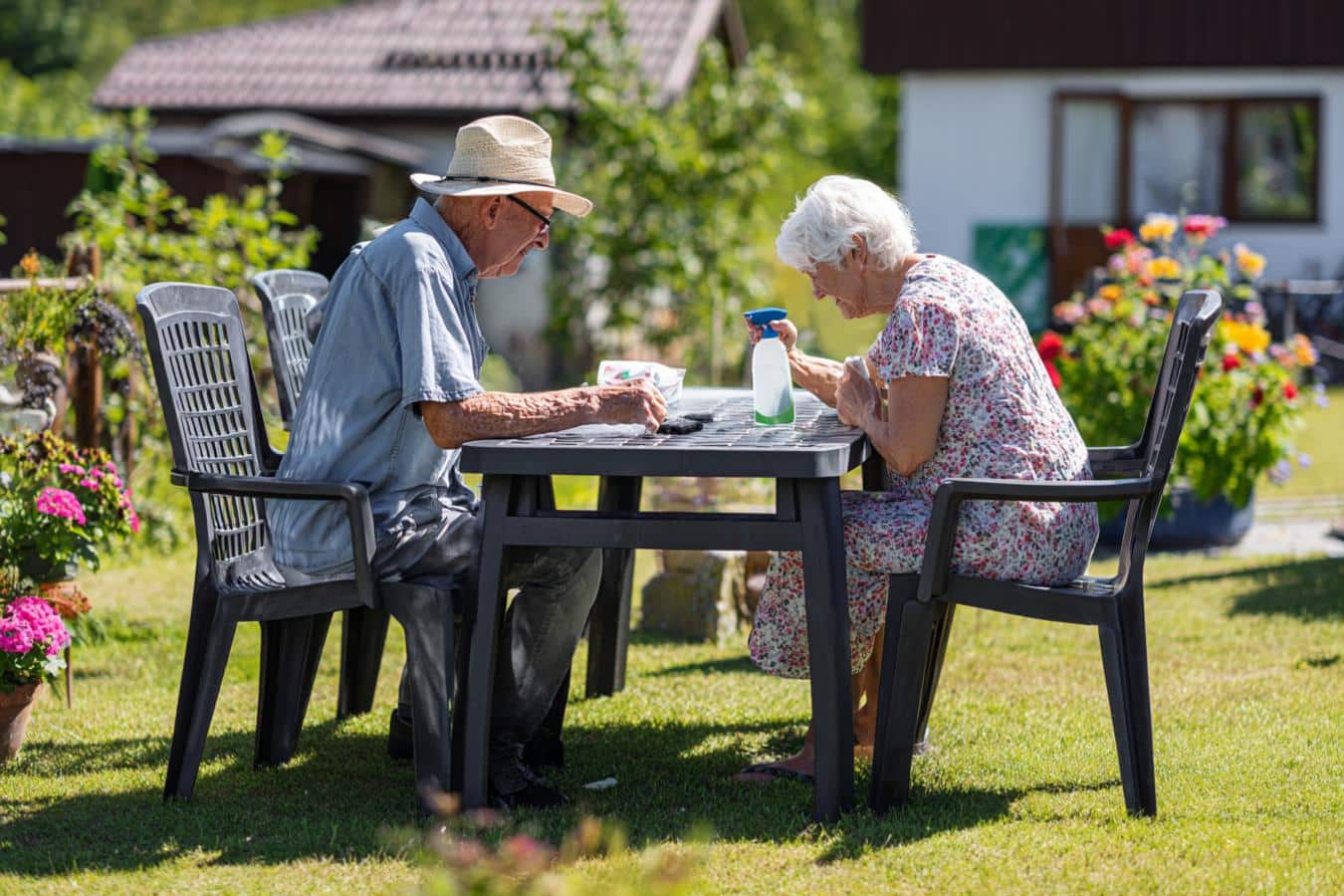 raviver salon jardin plastique noir
