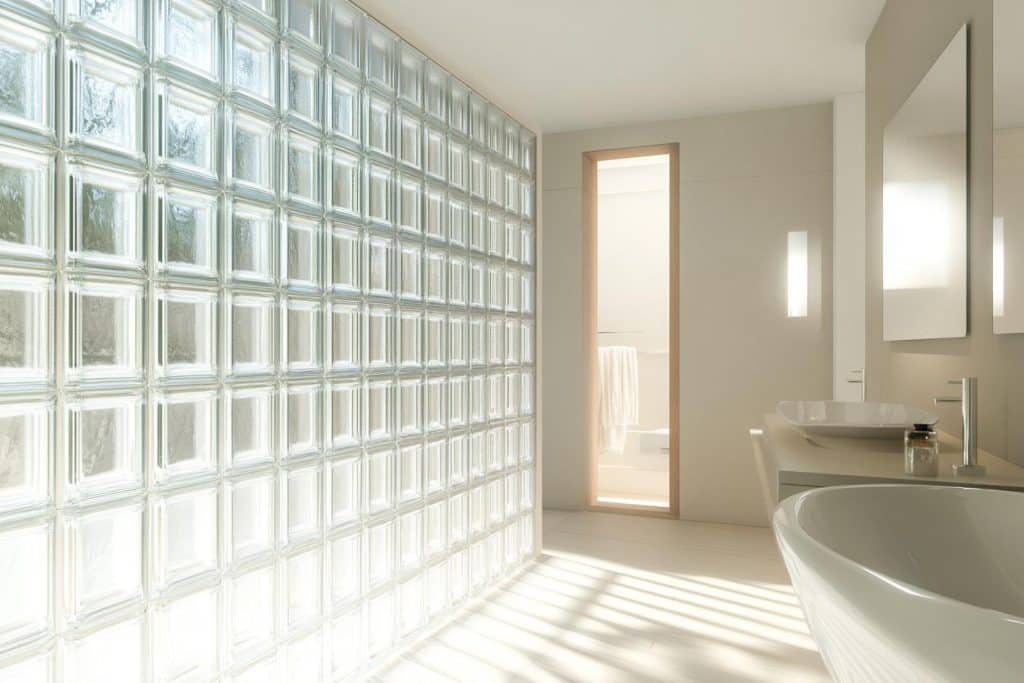 salle de bain moderne mur brique verre