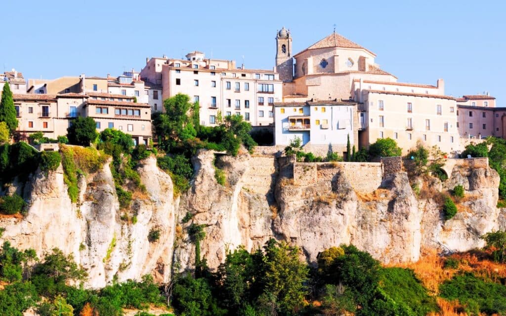 Un silence suspendu entre vieilles pierres et lumière dorée