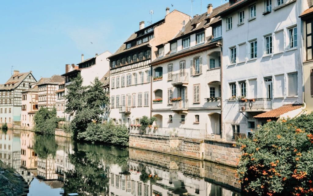 Une bonne nouvelle inattendue se profile pour les acheteurs immobiliers : les taux devraient rester sous la barre des 3,3% en 2025, malgré les incertitudes politiques.