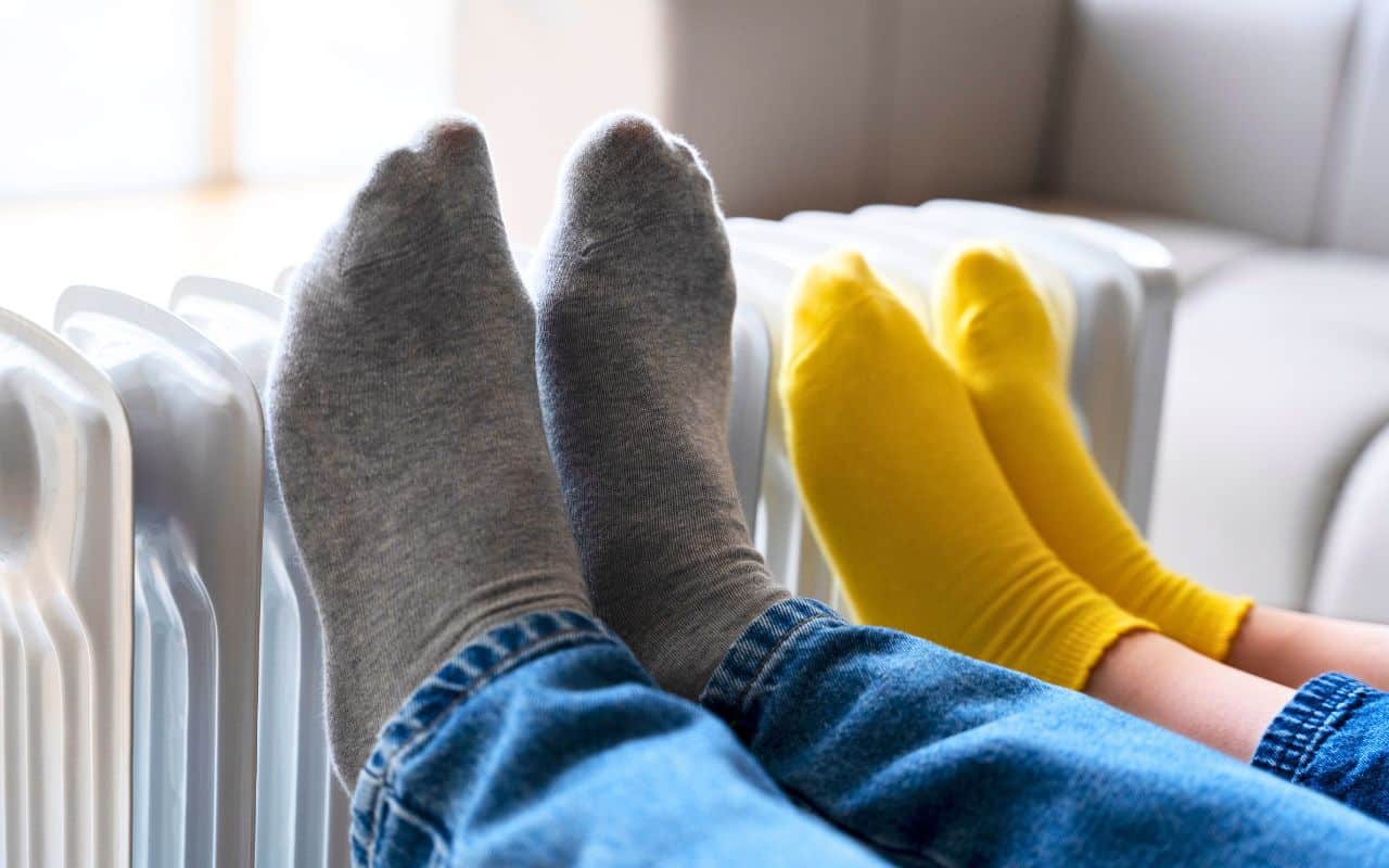 Une simple chaussette remplie de sel peut réduire drastiquement l’humidité dans votre salle de bain. Écologique, économique et facile à faire soi-même, cette astuce bluffe des milliers de Français